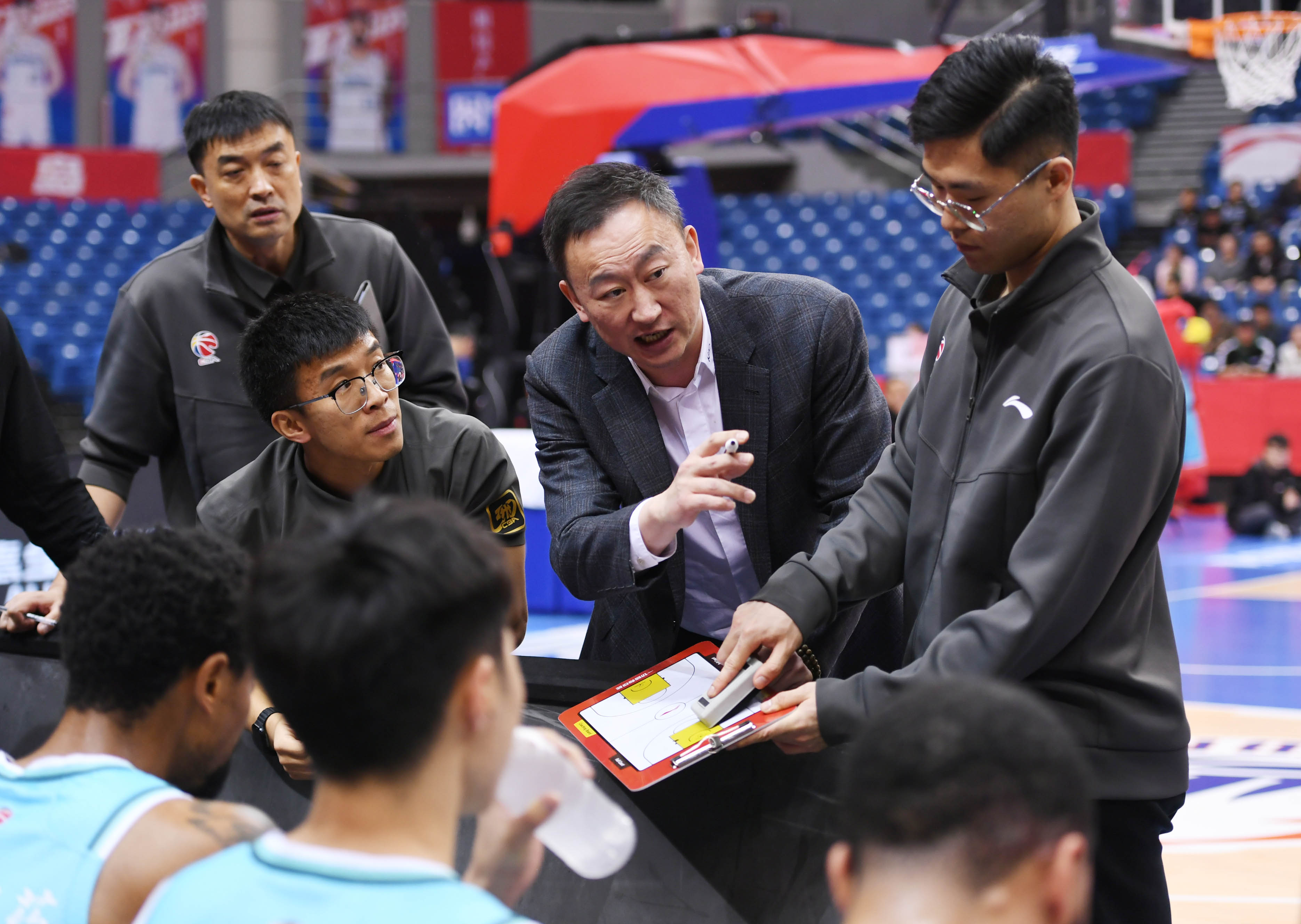 集结日菲尼克斯太阳备战CBA常规赛，内部沟通细节曝光，质疑声仍在，赛程密集仍需轮换的简单介绍